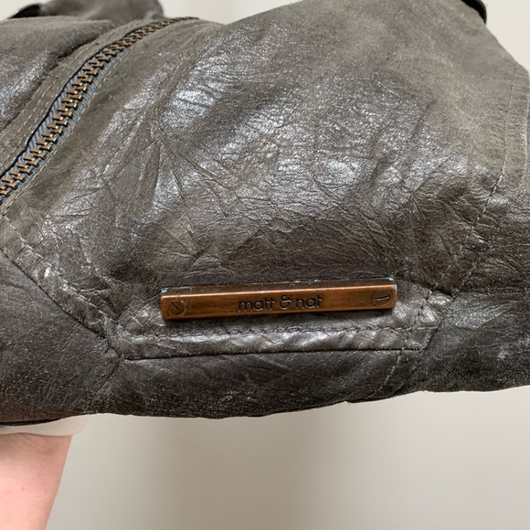 Matt & Nat distressed grey leather shoulder bag - Picture 3 of 8
